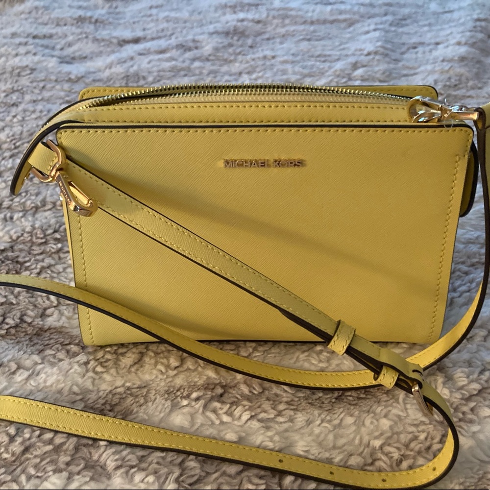 Michael Kors Leslie Messenger in The color Sunshine